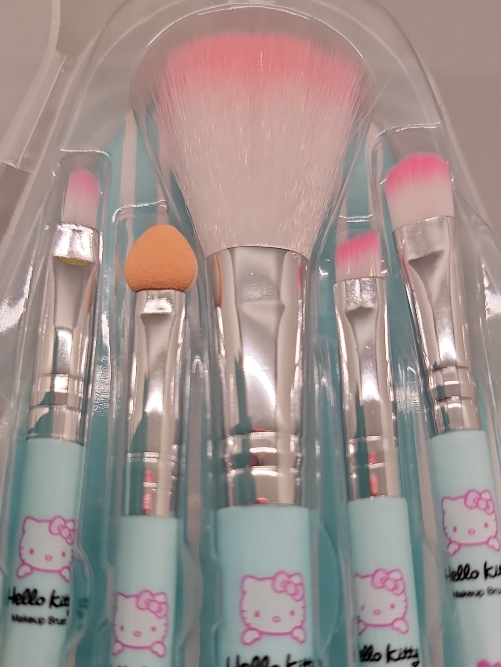 Hello Kitty 5 pc. Mini Makeup Brush Set with Carrying Case - Picture 5 of 5
